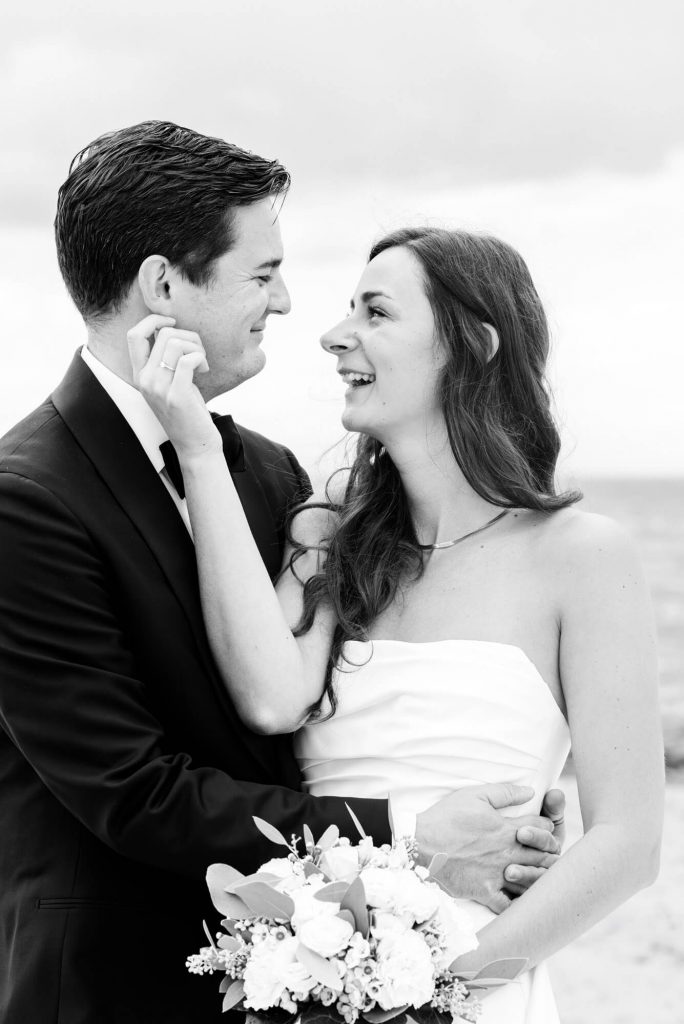 Ein Brautpaar am Strand in schwarz-weiß