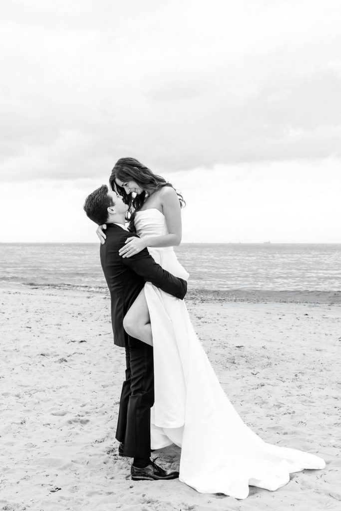 Hochzeitspaar am Strand in inniger Umarmung