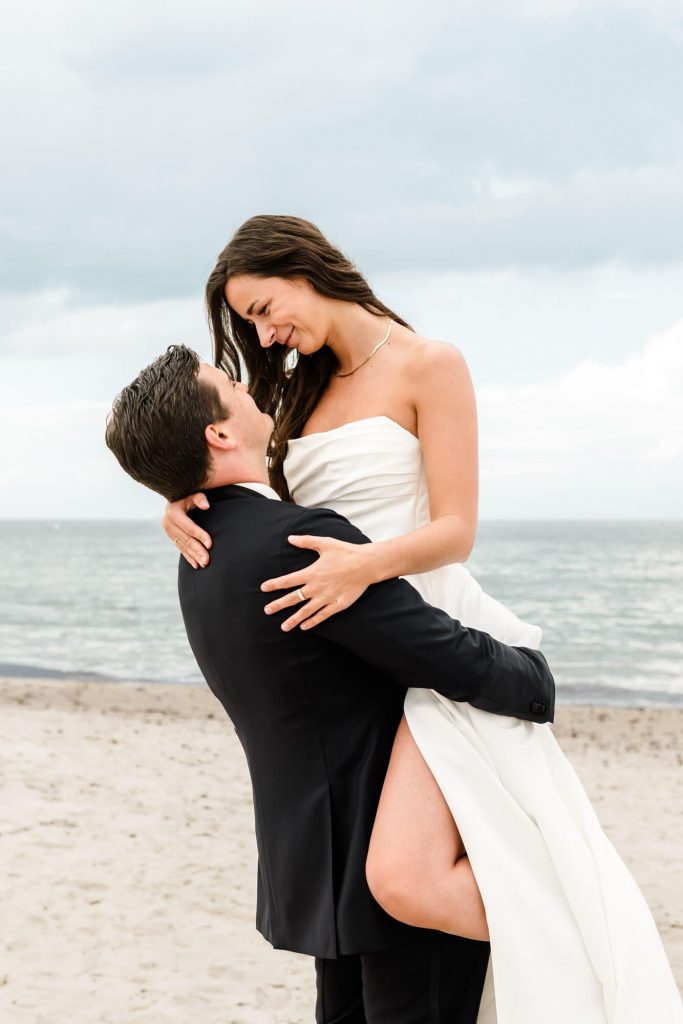 Paar umarmt sich am Strand bei Hochzeit