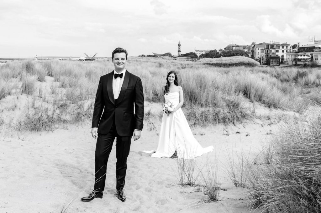 Brautpaar in eleganter Hochzeitskleidung am Strand
