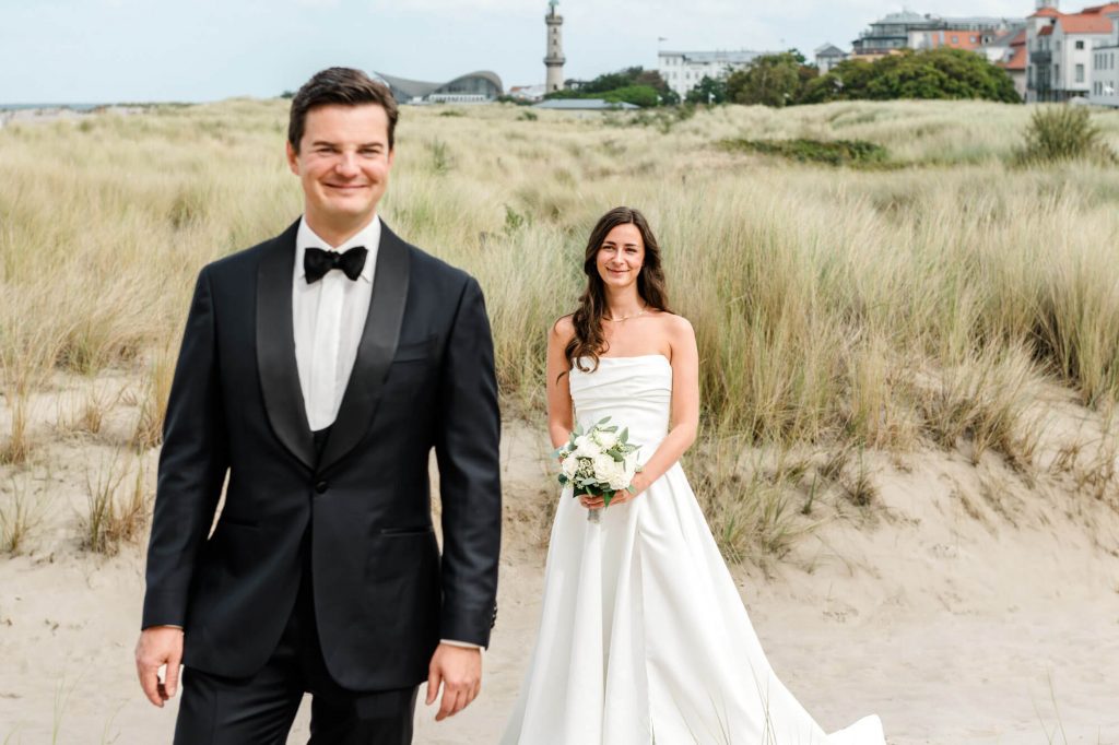 Brautpaar am Strand bei sonnigem Wetter