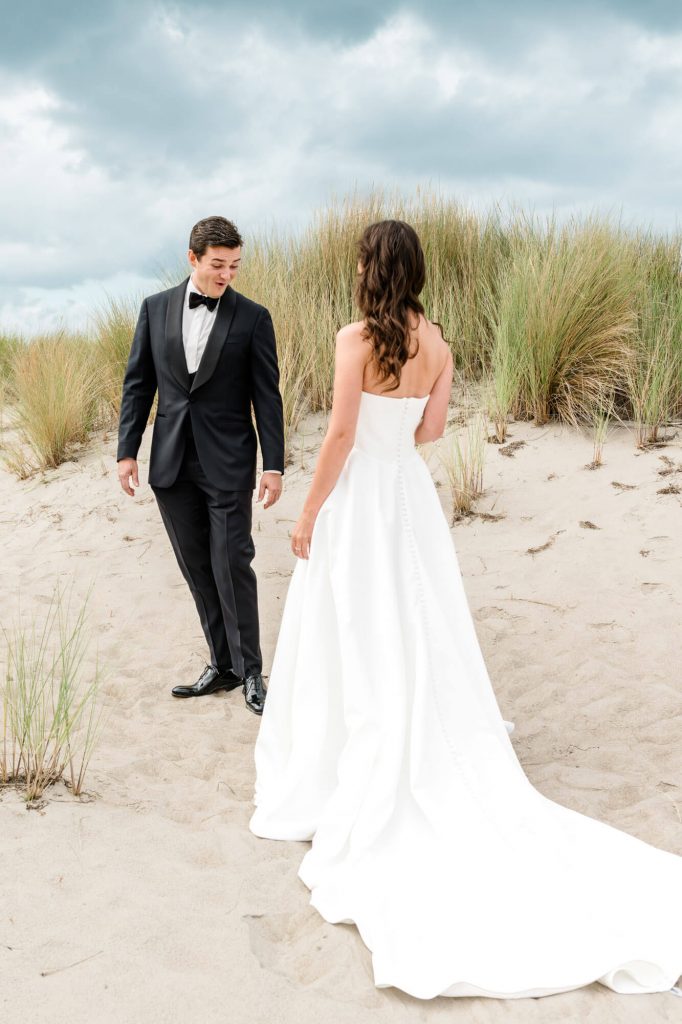 Brautpaar am Strand mit formeller Kleidung