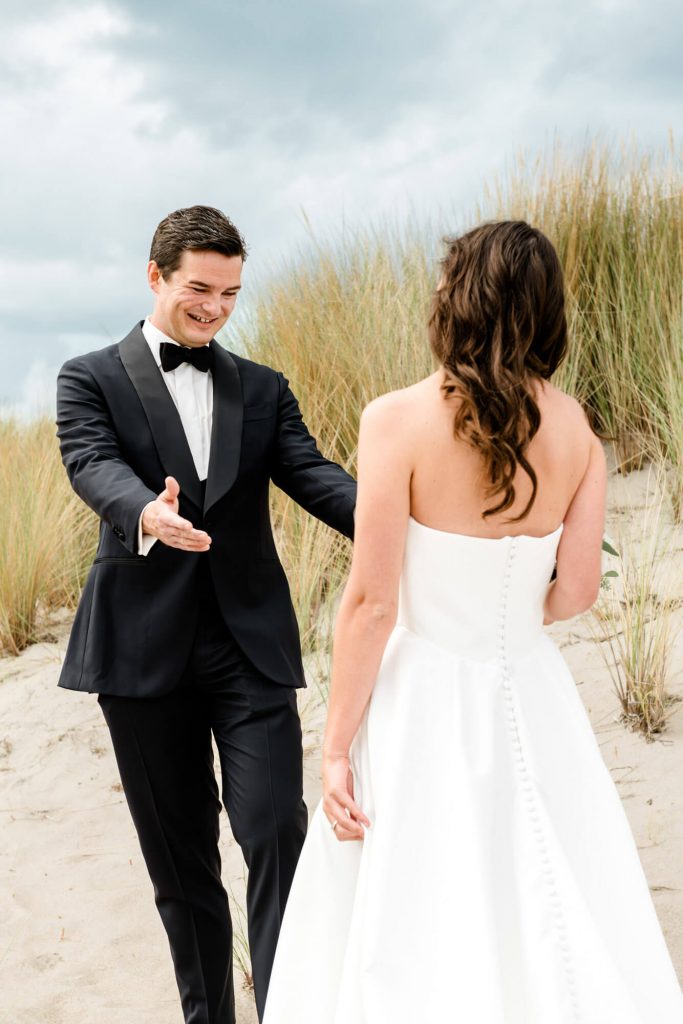 Elegantes Brautpaar am Strand bei Hochzeit fotografiert