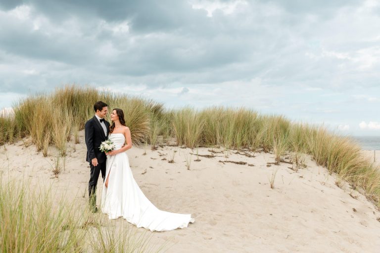 Brautpaar am Strand vor bewölktem Himmel