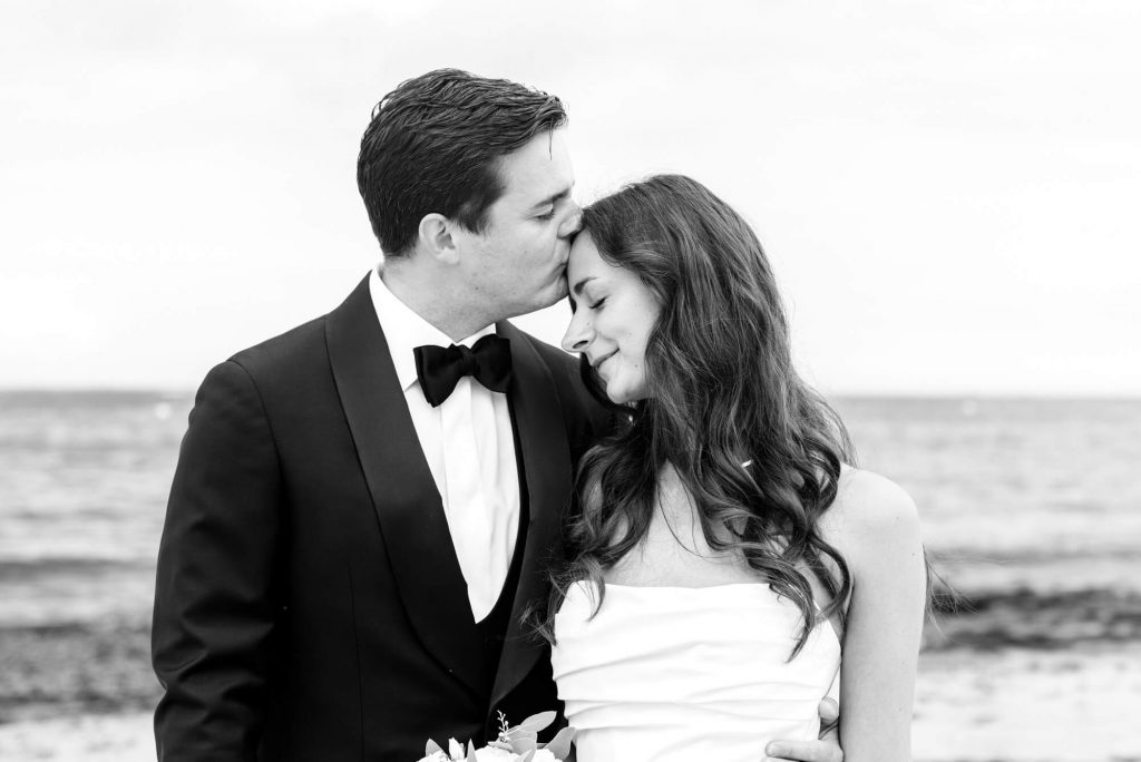 Elegantes Hochzeitspaar am Strand im Schwarzweißfoto