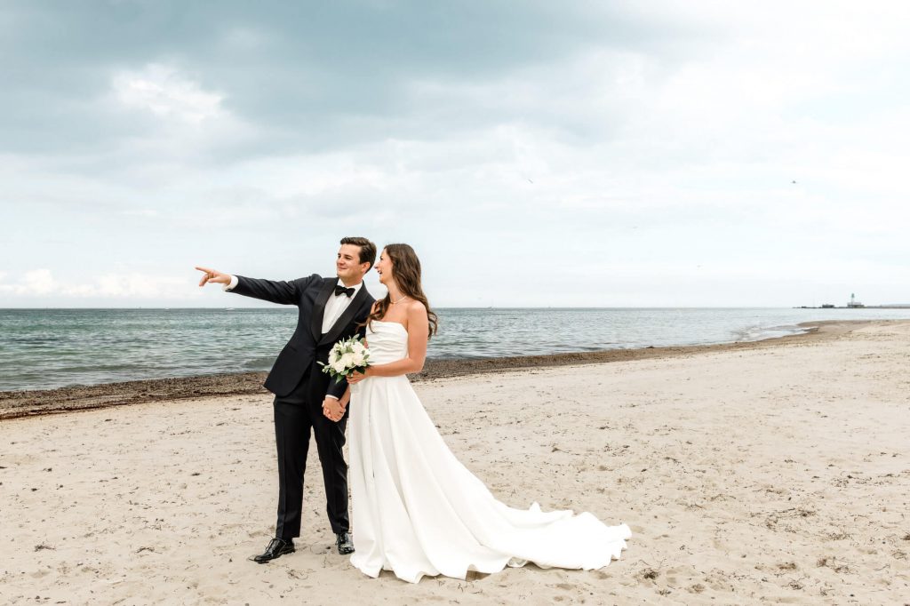 Hochzeitsfoto am Strand unter bewölktem Himmel