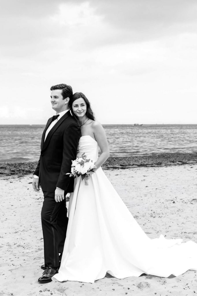 Brautpaar am Strand an ihrem Hochzeitstag