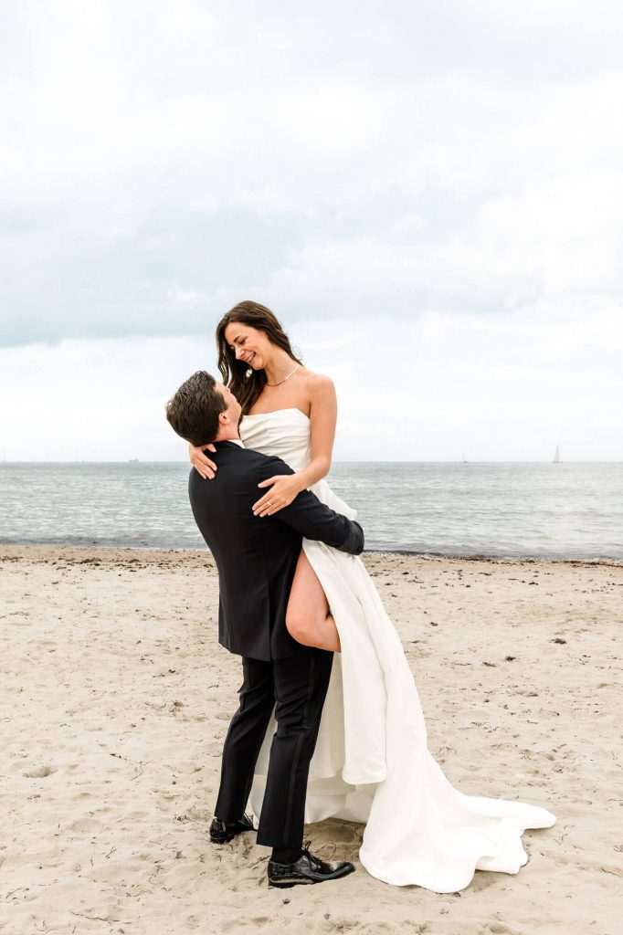 Brautpaar am Strand Meer Hochzeit Fotografieren Umarmung