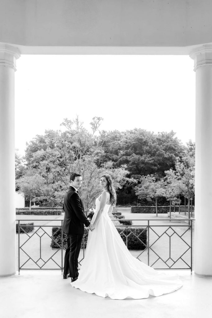 Brautpaar steht zusammen in malerischer Außenszene