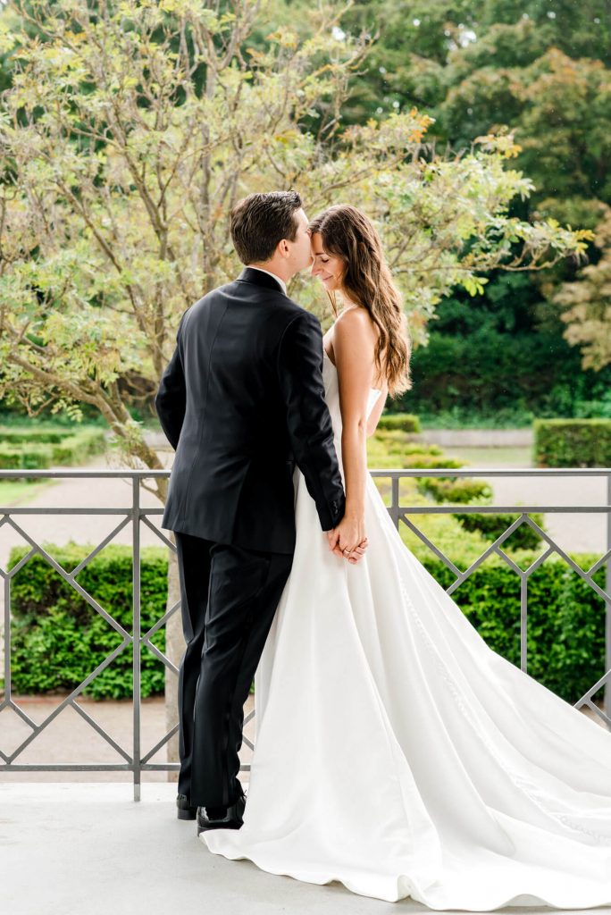 Brautpaar teilt romantischen Moment im Freien