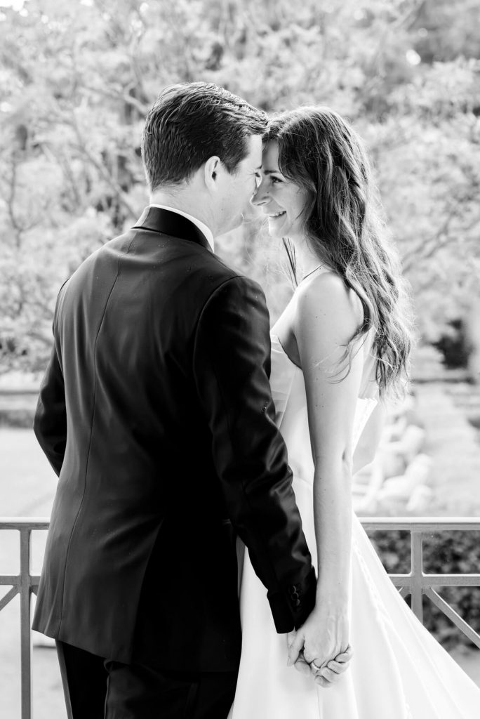 Ein Brautpaar umarmt sich beim Fotografieren