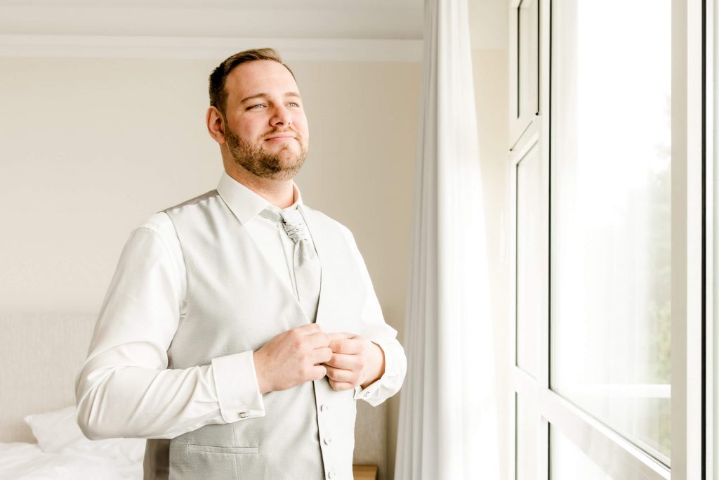 Mann im Anzug schaut aus dem Fenster