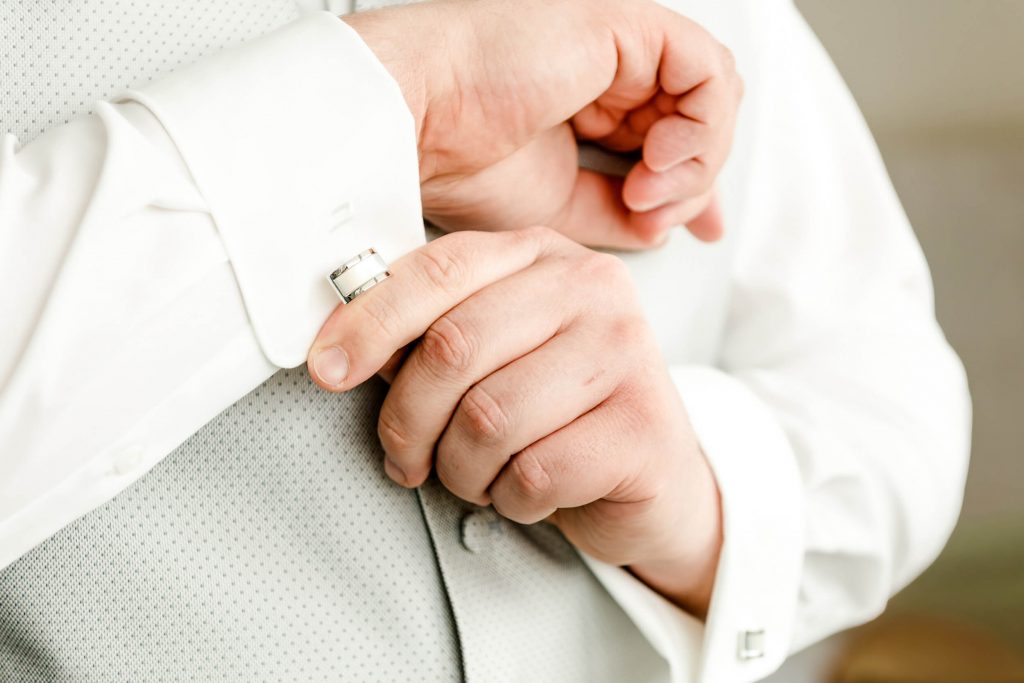 Mann trägt eleganten Anzug mit Manschettenknöpfen